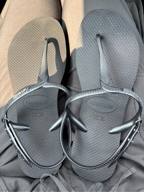 Like new havaianas t strap sandals
